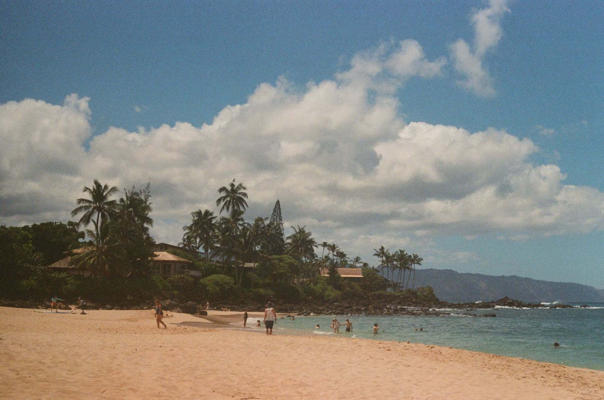 dominic-smorra-LVvFhF-LgxE-unsplash (1) a nice candid photo of people enjoying a beach day in kauai